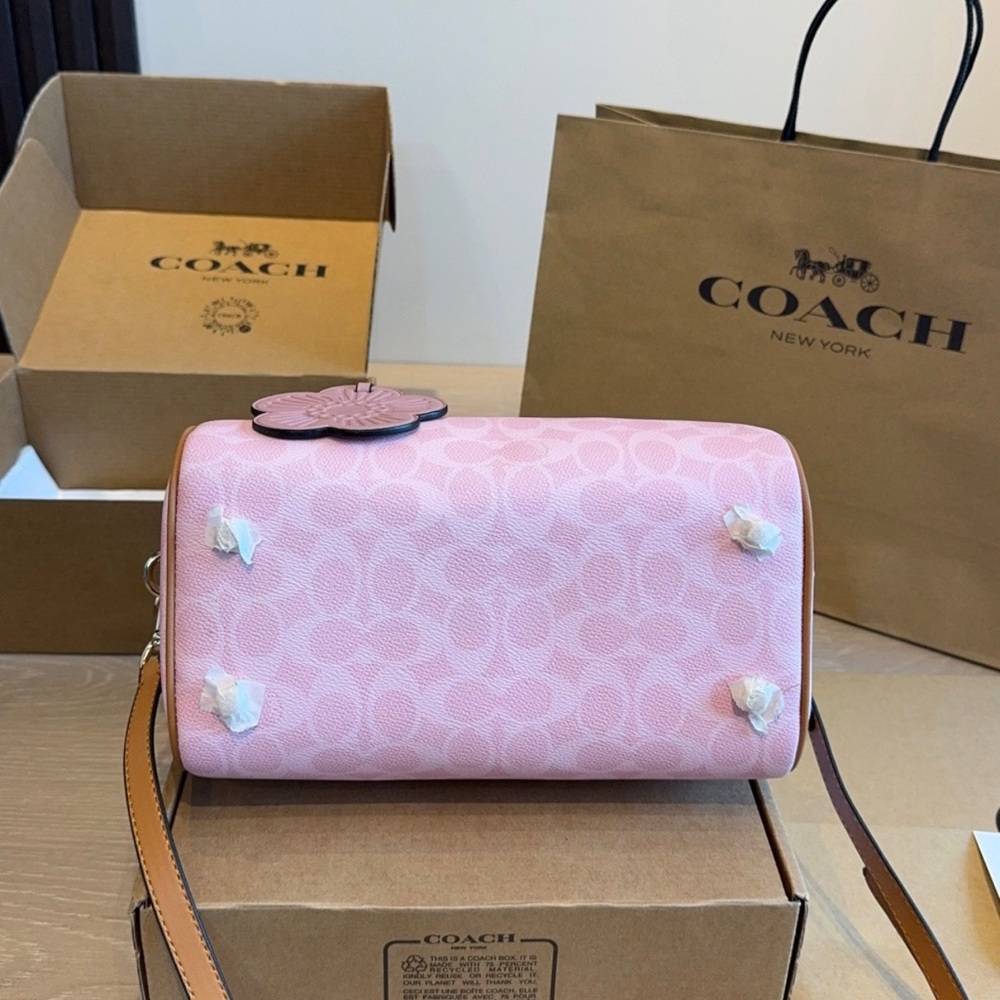Pink crossbody bag. - Picture 4 of 6